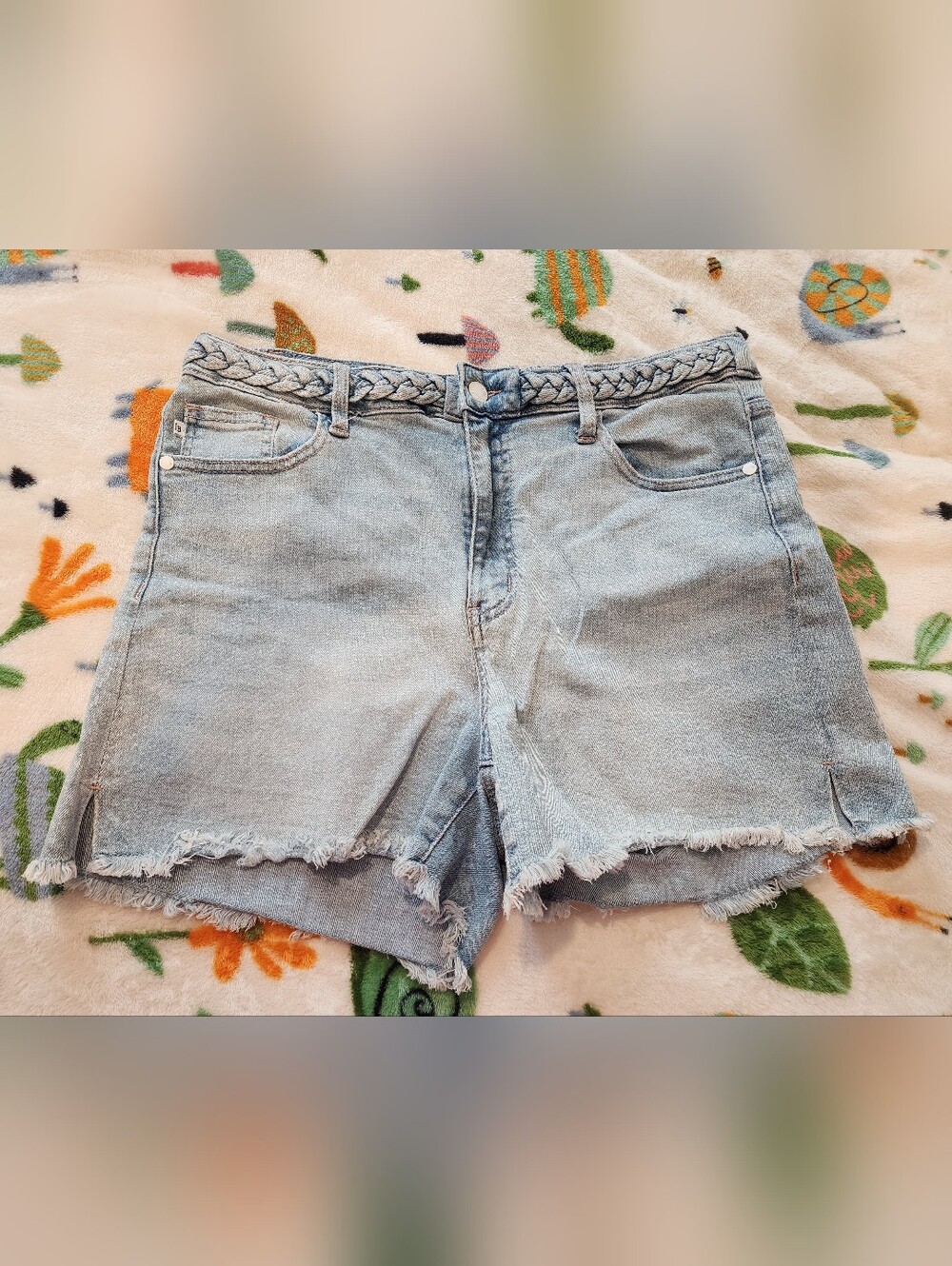Judy Blue Classic Light Wash Denim Shorts with Braided Waistband In Size XL.
